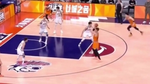 🤣🤣超级五尬球!!王哲林空位离奇走步失误没被吹,随后大空位三不沾 🤣🤣超级五尬球!!王哲林空位离奇走步失误没被吹,随后大空位三不沾